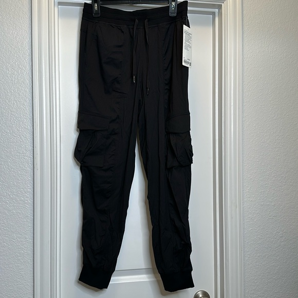 Dance Studio Relaxed-Fit Mid-Rise Cargo Jogger in BLACK Sz MEDIUM - Picture 2 of 15
